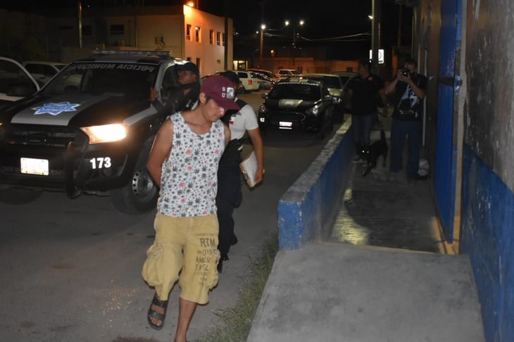 Intenta evadir filtro antialcohol de Monclova arrojando su vehículo contra los policías 