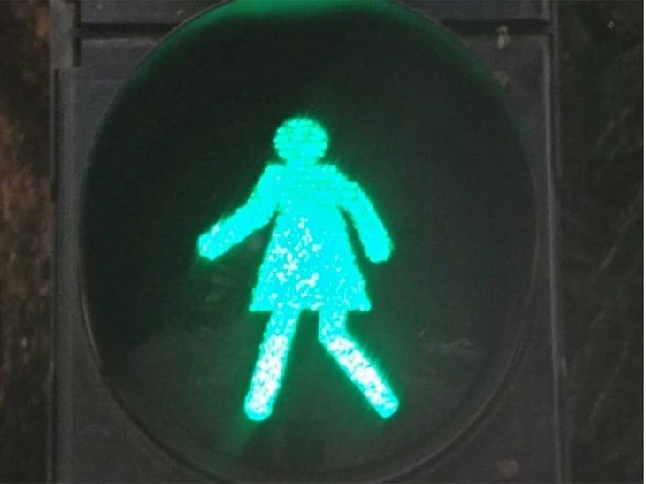 La ciudad que usa siluetas de mujer en semáforos y señales de tráfico