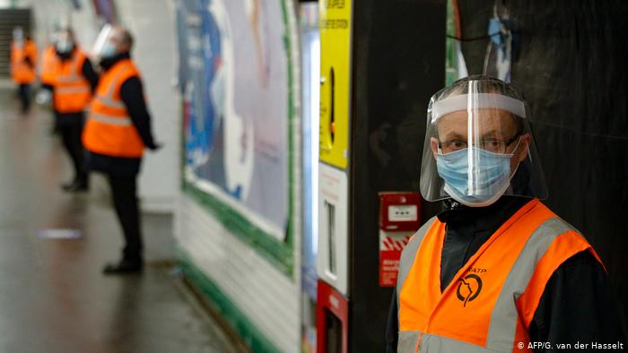 El Reino Unido informa más de 1,000 contagios por segundo día y 77 muertos