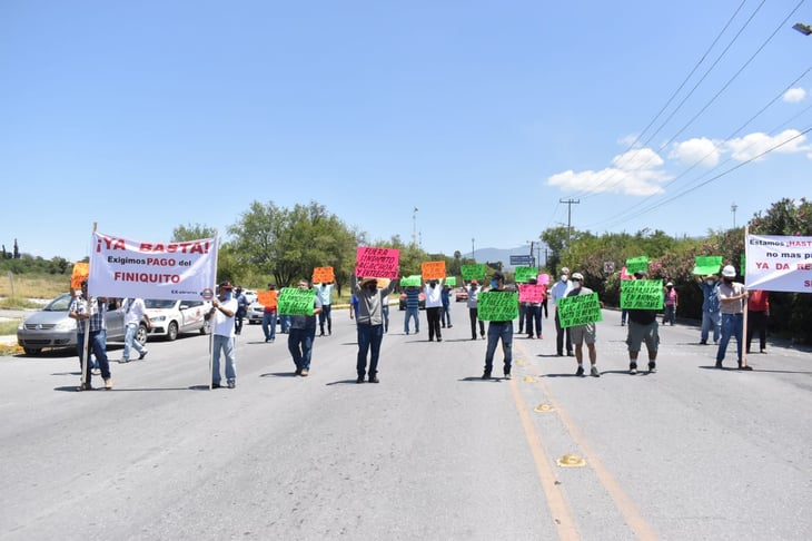 Ex obreros de AHMSA bloquean calle, exigen pagos de sus finiquitos