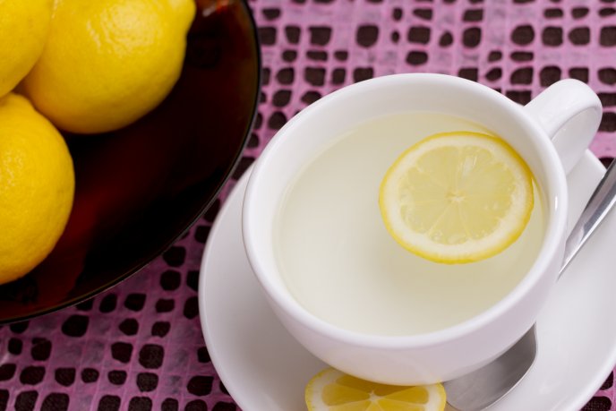 ¿Para que sirve el agua caliente con limón?