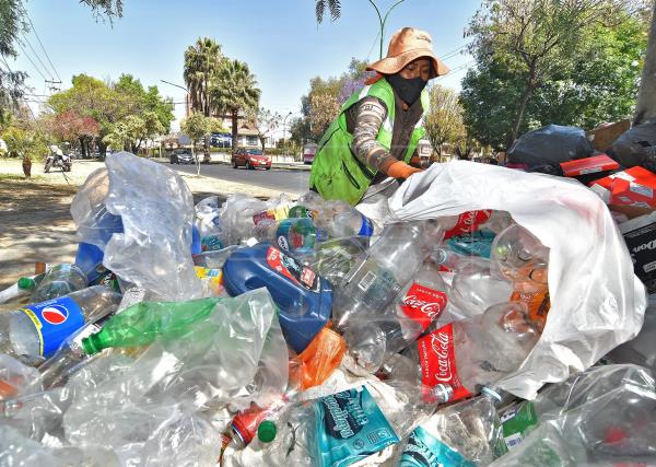 La necesidad se impone al miedo entre quienes reciclan basura