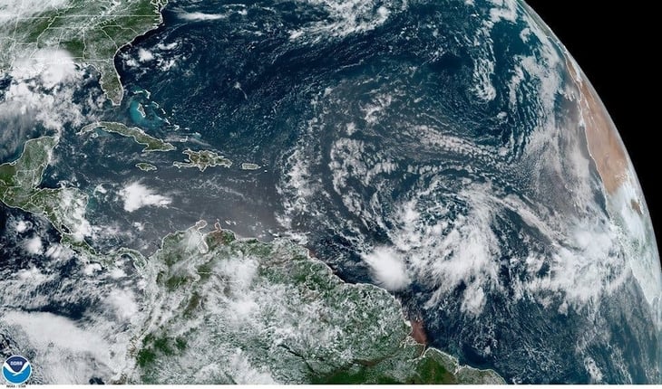 Meteorólogos vigilan dos posibles depresiones tropicales acercándose al Caribe