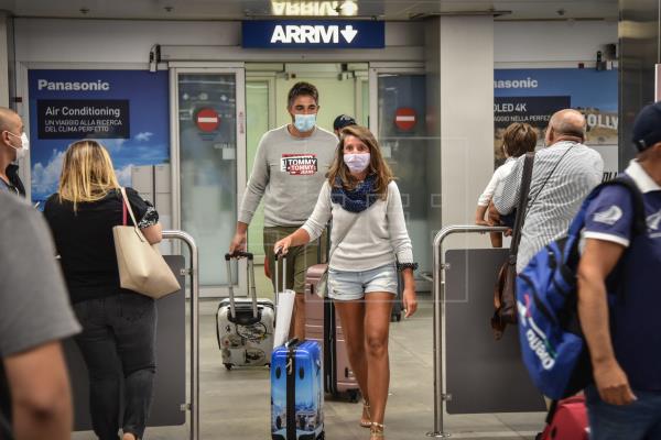 Italia intenta frenar la entrada del virus en los principales aeropuertos