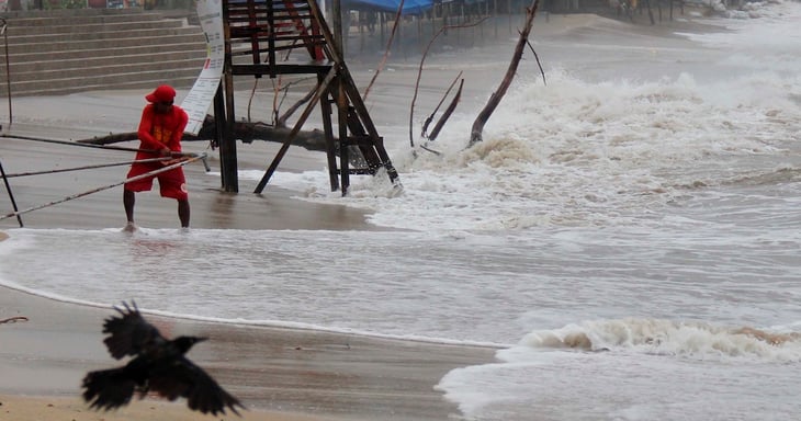 Genevieve se convierte en huracán en el Pacífico mexicano y causa lluvias