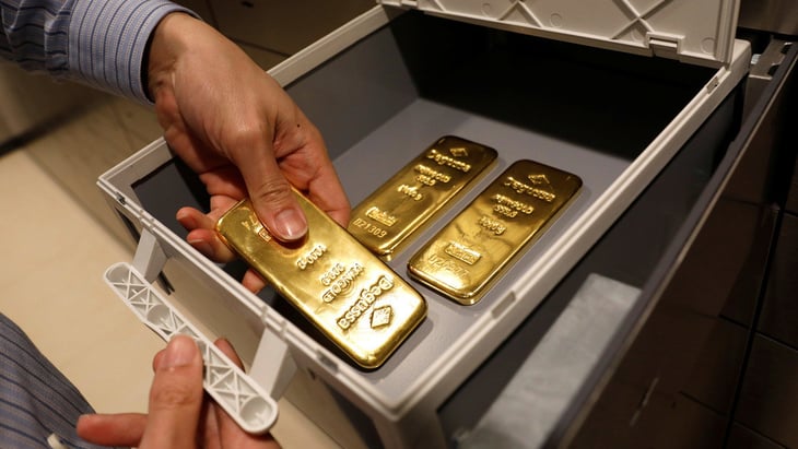 Precio del oro llega a los 2,000 dolares por onza