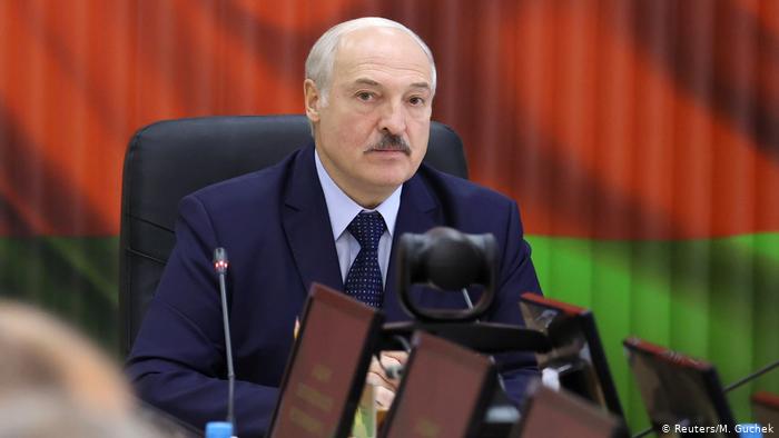 Lukashenko responde desafiante al aislamiento internacional
