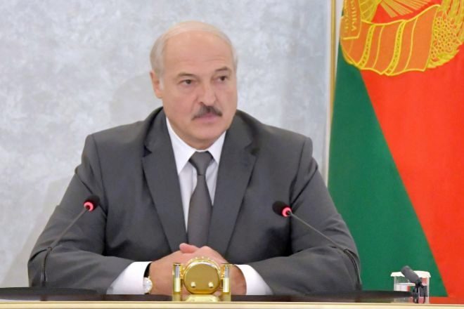 Lukashenko acusa a Occidente de apoyo militar a 'presidenta alternativa'