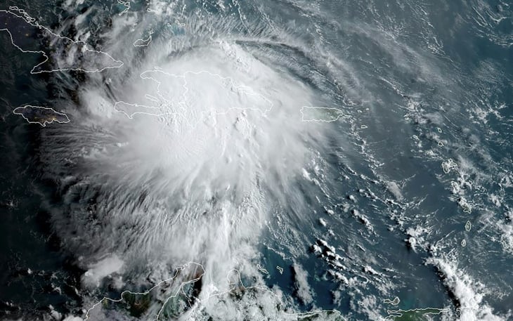 Laura avanza por aguas del sur de Cuba tras causar daños en la zona oriental