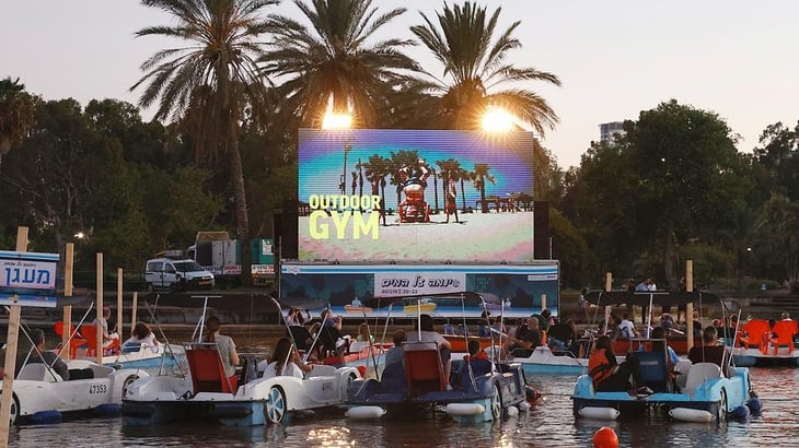 Se inaugura el primer cine flotante de Roma por director Oliver Stone 