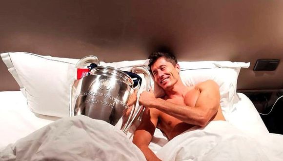 Robert Lewandoski 'durmió' con el trofeo de la Champions League