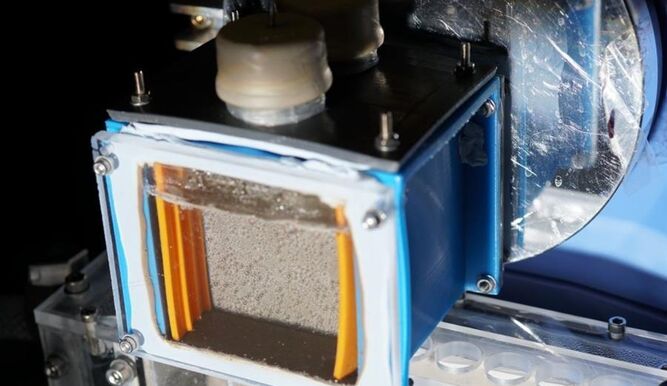 Un dispositivo convierte la luz solar, el agua y el CO2 en combustible limpio