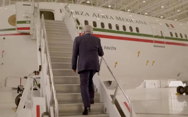 AMLO graba video desde el avión presidencial