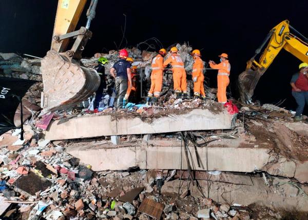 Aumentan a 13 los muertos en derrumbe de un edificio en el oeste de la India