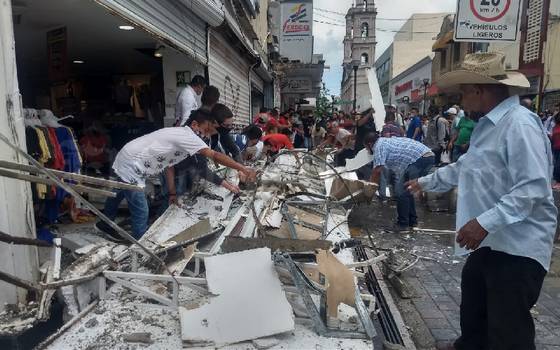 Muere una mujer tras caer marquesina en el centro de Tampico