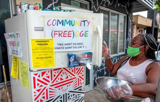 Neveras comunitarias contra el hambre pueblan las calles de Miami