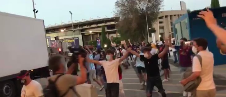 VIDEO: ¡Barcelona fuera de control! aficionados culés invadieron el Camp Nou protestando por el club 