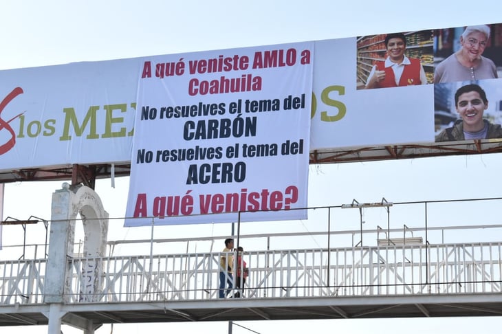 Amanecen en Monclova mantas de reproches contra AMLO 