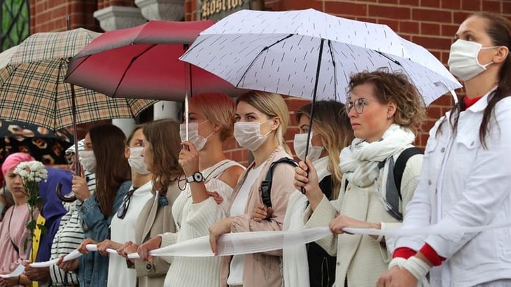 Centenar de mujeres forman 'cadena de solidaridad' en Bielorusia