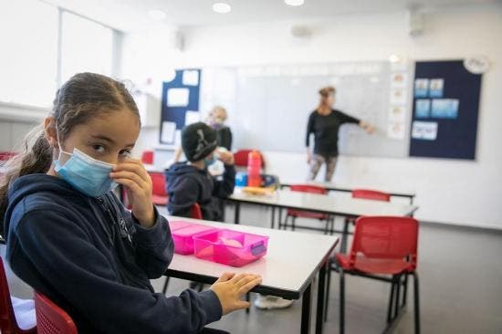  España impone la mascarilla en los colegios desde los 6 años