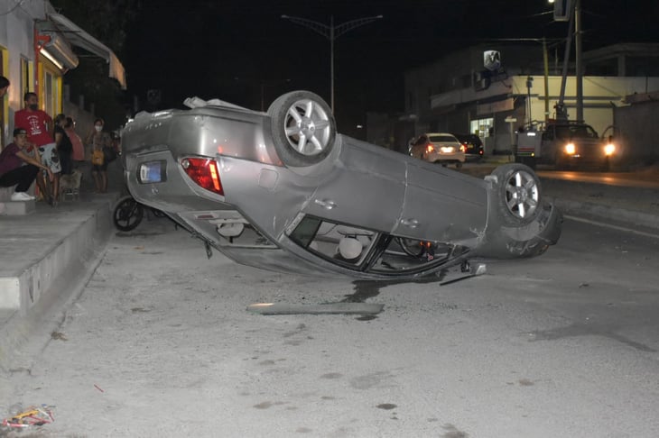 Derriba luminaria en Monclova y termina volcando su vehículo