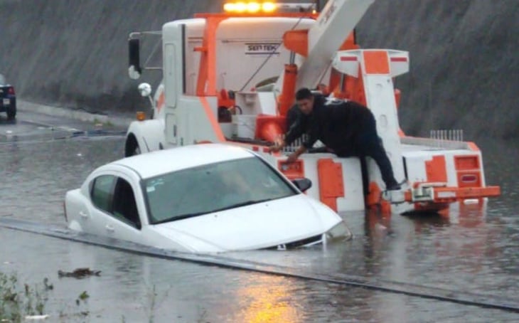 Inundaciones y autos atrapados tras lluvias en Cuautitlán Izcalli
