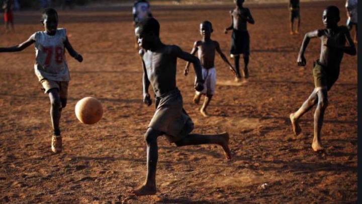 Un rayo mata a nueve niños mientras jugaban al fútbol