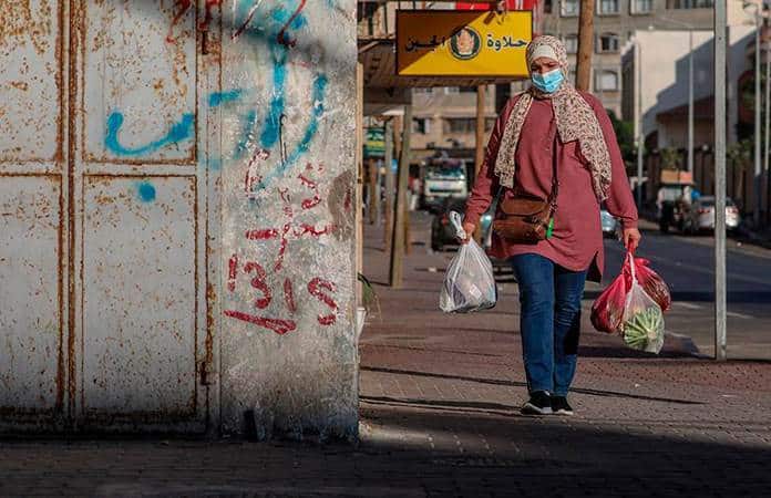 Territorios palestinos alcanzan un récord de casos diarios con más de 700