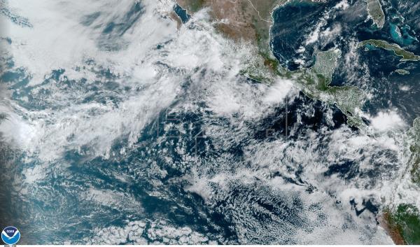 Hernan se degrada a depresión en el Pacífico, pero golpeará a Baja California Sur