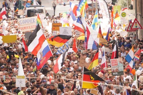 La Policía de Berlín decide disolver la marcha contra restricciones por COVID-19