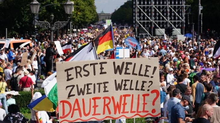 Berlín detiene la desafiante marcha del negacionismo 'antimascarilla'