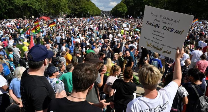 Miles de contrarios a las restricciones por COVID-19 se reagrupan en Berlín