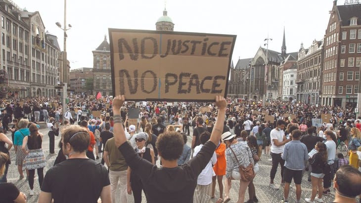 Al menos 300 manifestantes marchan en Londres en contra del racismo