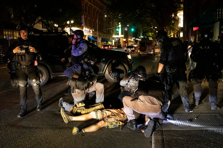 Un muerto tras choques entre manifestantes en Portland E.U.