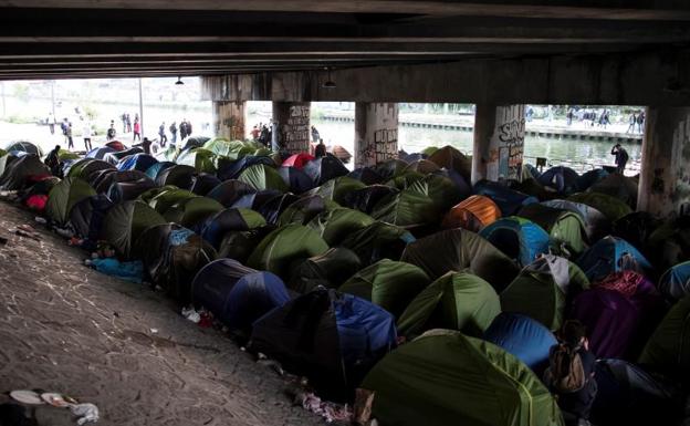 Evacuado un campamento con cientos de inmigrantes en el ayuntamiento de París