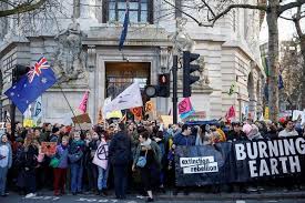Mil ecologistas reclaman medidas urgentes frente al Parlamento británico