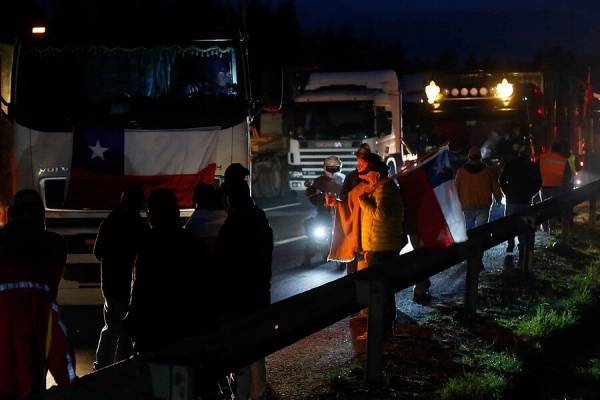 Una fiesta de camioneros huelguistas en plena vía desata la polémica en Chile