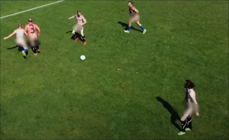 Equipos de Alemania y Holanda juegan desnudos un partido de futbol