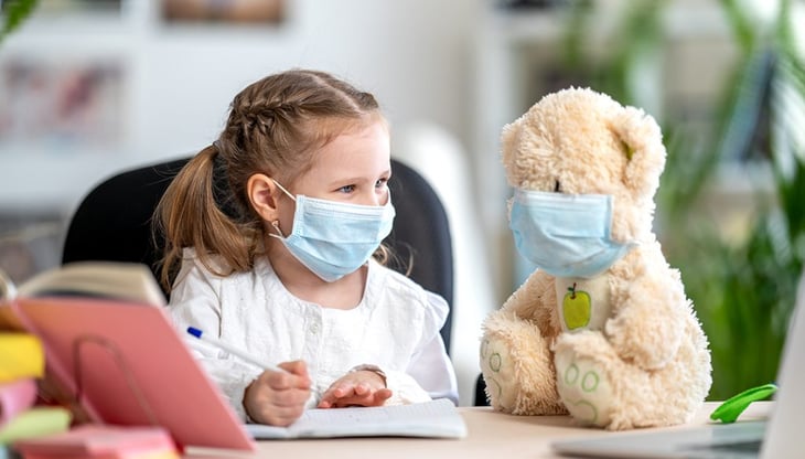 Niños con COVID-19 presentan con más frecuencia fiebre y tos que con la gripe