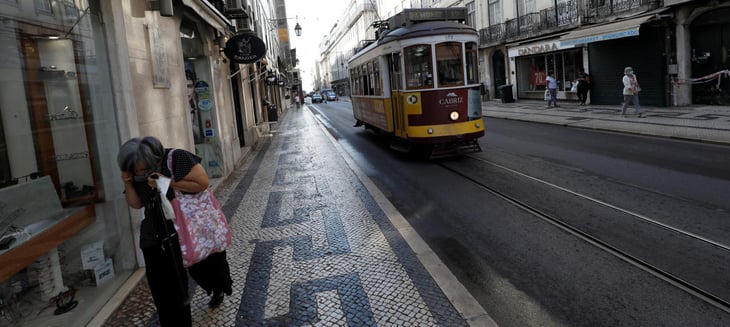 Portugal prohíbe grupos de más de 10 personas y limita horarios comerciales