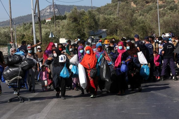 Miles de refugiados se manifiestan en Lesbos y piden abandonar la isla griega