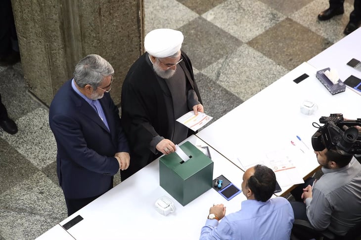 Irán celebra segunda vuelta de las parlamentarias, aplazada por la COVID-19