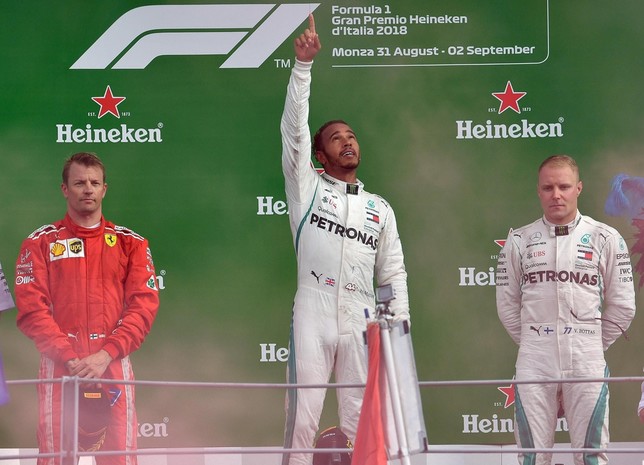 Hamilton arruina día de festejo en Ferrari
