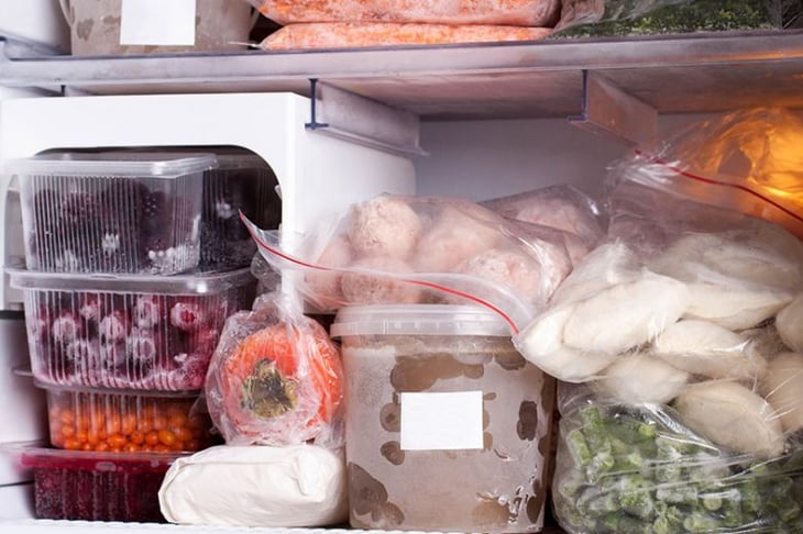 Sabes ¿cuales son los riesgos de guardar comida en envases de plástico?