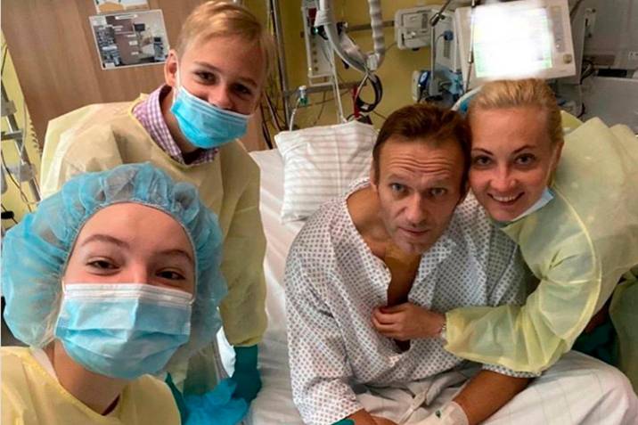 Navalni se muestra a través de las redes sociales y dice estar mejor