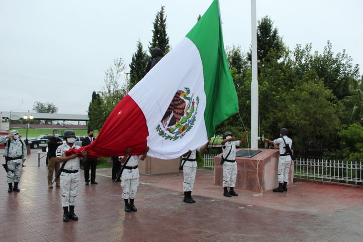 Develan monumento a la Bandera por las Fiestas Patrias