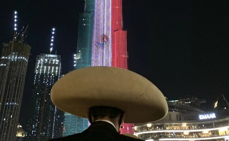 Rascacielos más alto del mundo se ilumina con la Bandera de México