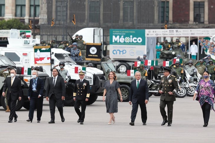 Encabeza AMLO desfile militar en el Zócalo capitalino