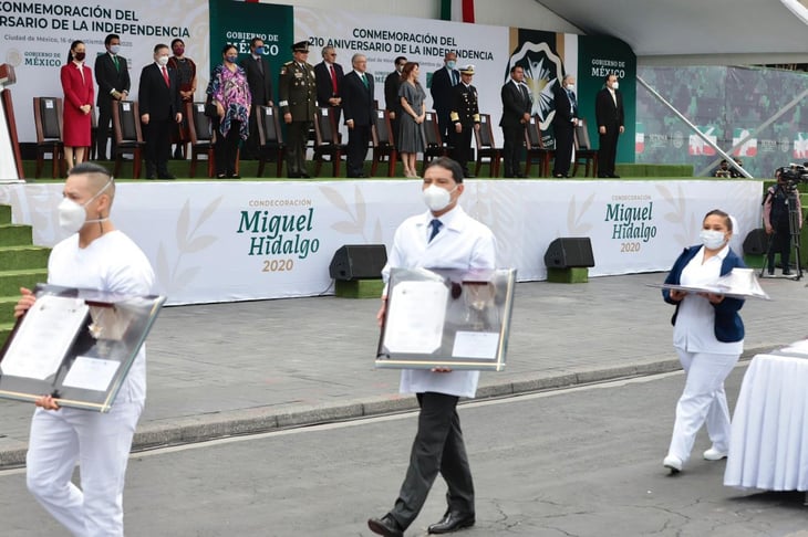 Entrega AMLO la presea 'Miguel Hidalgo' a profesionales de la Salud