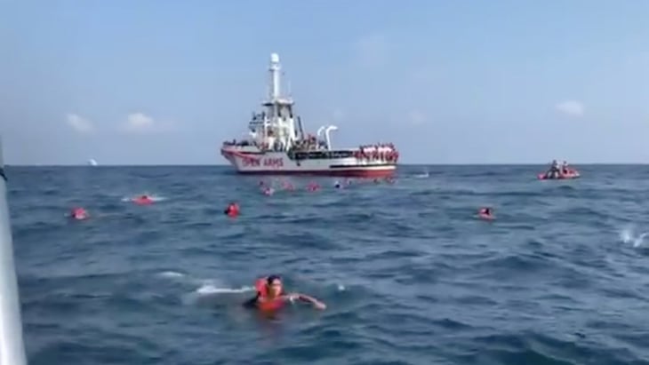 Decenas de migrantes a bordo del Open Arms se tiran al mar por desesperación